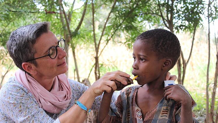 Jacqueline Sommer ist Zahnärztin. Sie bringt den Kindern bei ihren Besuchen in Kahe (Tansania) daher auch das Zähneputzen bei. Arod war eines der ersten Patenkinder, die die "Nafasi"-Stiftung unter ihre Fittiche nahm. Fotos:"Nafasi"-Stiftung