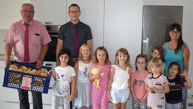Freuten sich &uuml;ber die s&uuml;&szlig;en Geschenke: Die Kinder des Kindergarten St. Marien in Hammelburg mit Leiterin Andrea Richard (rechts),Martin Pfeuffer (links) und Marco Sch&auml;fer (2. von links). Die  Stiftungsvorst&auml;nde der Carl-von-He&szlig;-Sozialstiftung &uuml;ber...