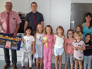 Freuten sich über die süßen Geschenke: Die Kinder des Kindergarten St. Marien in Hammelburg mit Leiterin Andrea Richard (rechts),Martin Pfeuffer (links) und Marco Schäfer (2. von links). Die  Stiftungsvorstände der Carl-von-Heß-Sozialstiftung über...
