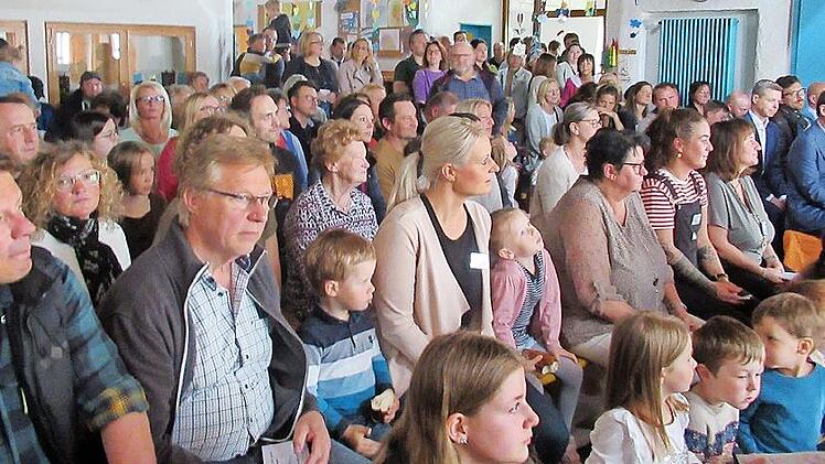 Zahlreiche Besucher waren zur Segensfeier in das Haus f&uuml;r Kinder St. Jakobus gekommen.