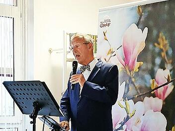 Tenor Wolfgang Graf aus Bamberg trat im Wohn- und Pflegeheim Unteres Tor in Ha&szlig;furt auf.
