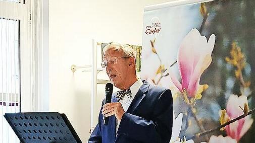 Tenor Wolfgang Graf aus Bamberg trat im Wohn- und Pflegeheim Unteres Tor in Ha&szlig;furt auf.