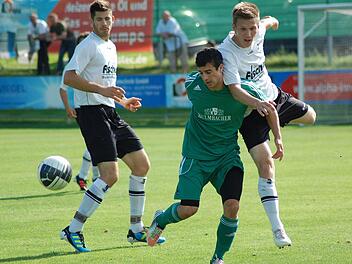 Seit dem Wochenende ist die Rückkehr von Marc Hofmann (links) vom SV Friesen zum FC Mitwitz perfekt. Der 23-jährige Abwehrspieler kam beim SV immerhin auf zwölf Landesliga-Einsätze. Foto: Archiv/Mayer