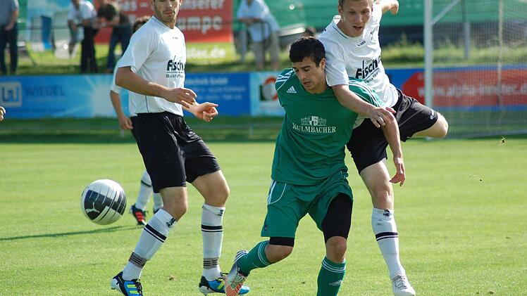 Seit dem Wochenende ist die Rückkehr von Marc Hofmann (links) vom SV Friesen zum FC Mitwitz perfekt. Der 23-jährige Abwehrspieler kam beim SV immerhin auf zwölf Landesliga-Einsätze. Foto: Archiv/Mayer