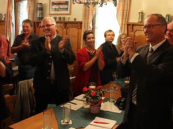 FW-Landratskandidat Martin Oberle (rechts) freute sich ebenso über die einstimmige Nominierung wie seine Lebenspartnerin und sein Bruder (links). Foto: Andreas Dorsch