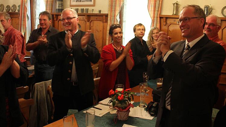 FW-Landratskandidat Martin Oberle (rechts) freute sich ebenso über die einstimmige Nominierung wie seine Lebenspartnerin und sein Bruder (links). Foto: Andreas Dorsch