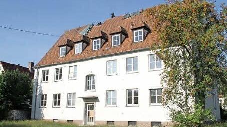 Schlimmer als vorher? Der Schein trügt. Das offene Dach des ehemaligen Baugenossenschaftshauses in der Thurnauer Straße rührt daher, dass der Schornstein abgerissen wurde. Er wird nicht mehr gebraucht.