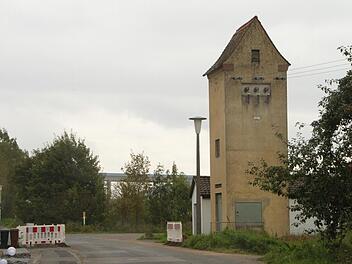 Die Turmstation in der Industriestraße hat ausgedient. Sie soll abgerissen werden.  Fotos: Heike Beudert/Bayernwerk AG