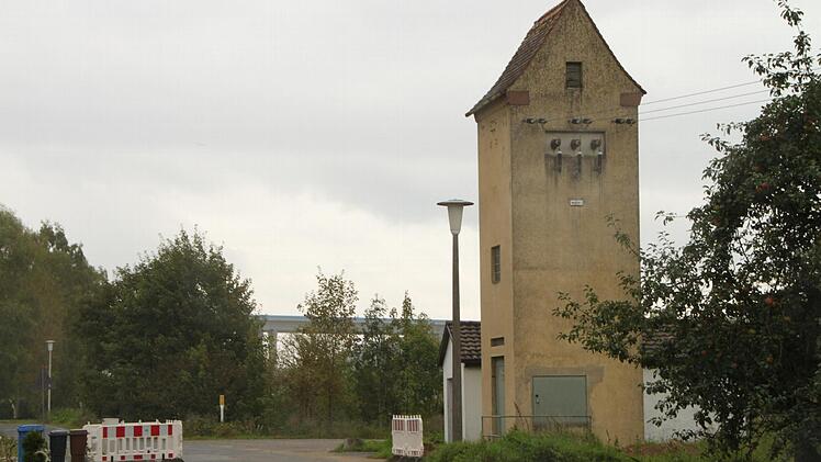 Die Turmstation in der Industriestraße hat ausgedient. Sie soll abgerissen werden.  Fotos: Heike Beudert/Bayernwerk AG
