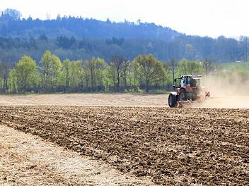 Viele Bauern ärgern sich über den Wildwuchs der Bürokratie. Sie wünschen sich wieder mehr Handlungsspielraum auf ihren Feldern, um eigenverantwortlich und zugleich ökologisch sinnvoll zu handeln. Foto: Matthias Einwag