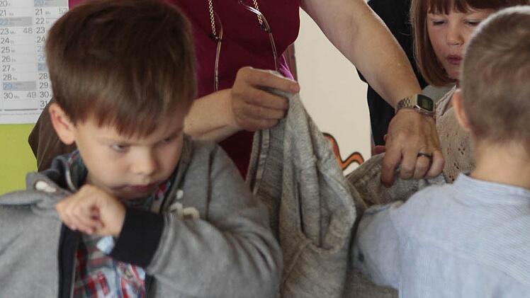 Klassenleiterin Luise Freihöffer hilft auch mal in die Jacke.