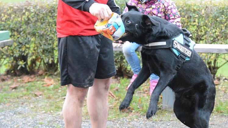Der Ball ist die große Leidenschaft: Der Bad Brückenauer Spieler Sebastian Ziegler mit seinem "FC-Maskottchen". Foto: ssp