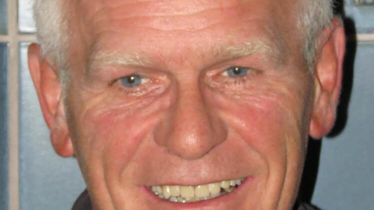 Als sehr entgegenkommend, freundlich und hilfsbereit charakterisiert Rudi Weik den scheidenden Kreis-Jugendpfleger. Seit Weik 2007 zum Kreisjugendleiter der Bayerischen Sportjugend gewählt wurde, habe er regelmäßig mit Englert zu tun, aber auch vorher habe er "Charles" natürlich schon gekannt. "Es wird etwas fehlen, wir werden ihn vermissen", kommentiert er den Abschied. Vom Ausleihen von Material für Spiele-Events bis zu fachlichen Fragen habe Englert die Ehrenamtlichen sehr gut unterstützt....