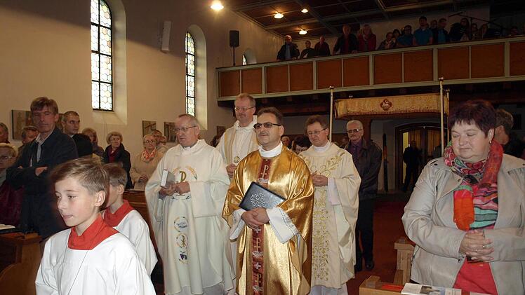 Die vier Geistlichen beim feierlichen Einzug zum Festgottesdienst. Vorne v. links Pater Wladyslaw Poddebniak, Pfarrer Richard Reis, dahinter von links Domkapitular Thomas Teuchgräber und Pater Jan Poja. Foto: Susanne Deuerling