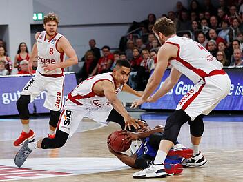 Maodo Lo und Nicolo Melli (r.) stürzen sich auf den mit dem Ball am Boden liegenden Ex-Baunacher Marcos Knight; im Hintergrund beobachtet Lucca Staiger die Aktion seiner Mannschaftskollegen. Fotos: Daniel Lob