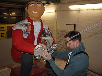 Der Wasserstrahl mit dem der Pappmaché-Bürgermeister zielen soll wird waschecht aus der Feuerwehrausrüstung zusammen gebaut. Foto: Katharina Becht