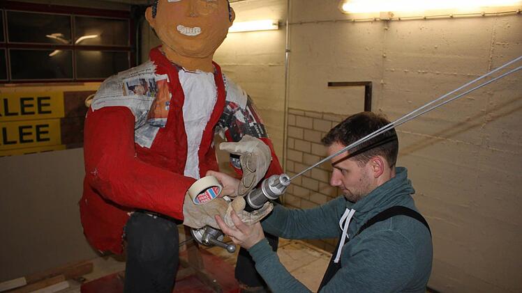 Der Wasserstrahl mit dem der Pappmaché-Bürgermeister zielen soll wird waschecht aus der Feuerwehrausrüstung zusammen gebaut. Foto: Katharina Becht