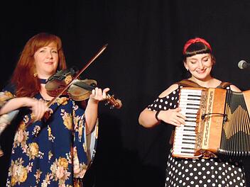 Mairi (Violine) und Fiona (Schifferklavier) beim Auftritt von "The Outside Track" Fotos: Birgit Kunig