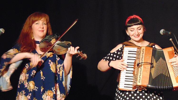 Mairi (Violine) und Fiona (Schifferklavier) beim Auftritt von "The Outside Track" Fotos: Birgit Kunig