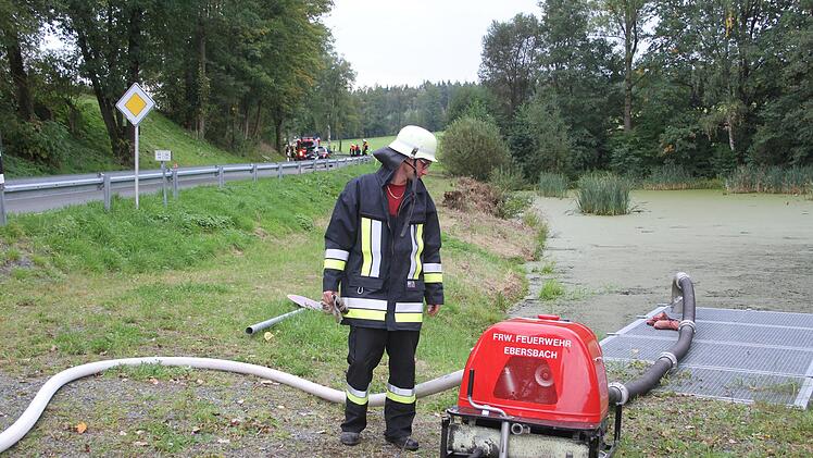 Die Wasserversorgung war eine echte Herausforderung. Denn die Feuerwehren legten vom Löschteich in Maierhof eine Leitung bis zum Tierheim und überbrückten so hunderte von Metern.Sonny Adam