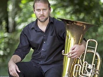Der Tubist, Musikprofessor und Echo-Klassik-Preisträger Andreas Martin Hofmeir ist heute Abend in der Alten Seilerei mit einer musikalisch-kabarettistischen Lesung zu erleben. Foto: pr