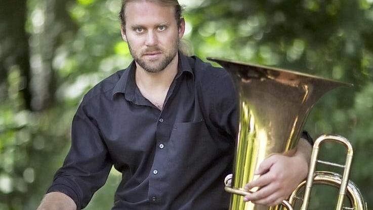 Der Tubist, Musikprofessor und Echo-Klassik-Preisträger Andreas Martin Hofmeir ist heute Abend in der Alten Seilerei mit einer musikalisch-kabarettistischen Lesung zu erleben. Foto: pr