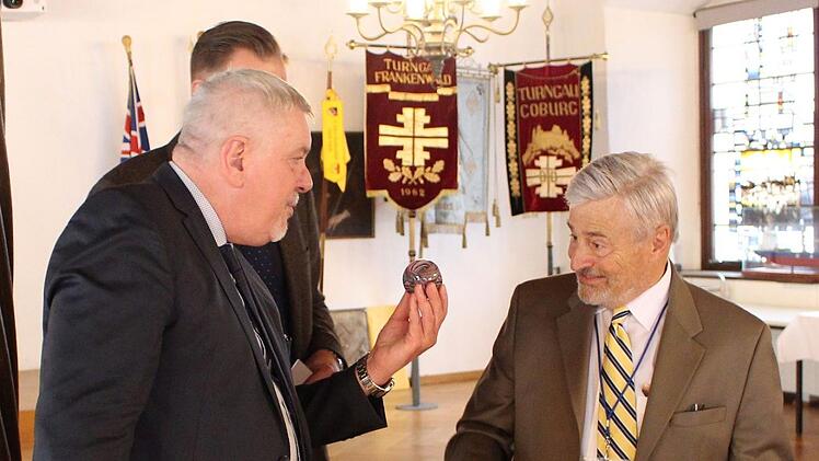 TSCI-Präsident James Hartung (rechts) hatte Präsente für OB Tessmer mitgebracht.Foto: Ulrike Nauer