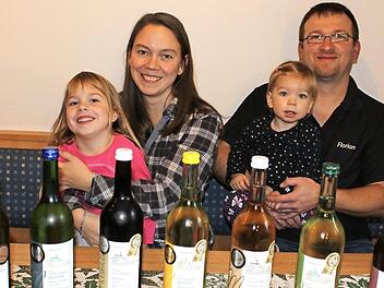 Das Weingut M&uuml;hlfelder in Zell am Ebersberg hat erfolgreich an der "Wine Challenge 2017" in Wien teilgenommen. Stolz zeigt sich Winzer Florian M&uuml;hlfelder mit seinen Kindern Magdalena (links) und Matilda sowie Ehefrau Melanie und dem Deutschen Weinsiegel. Foto: Christiane Reuther