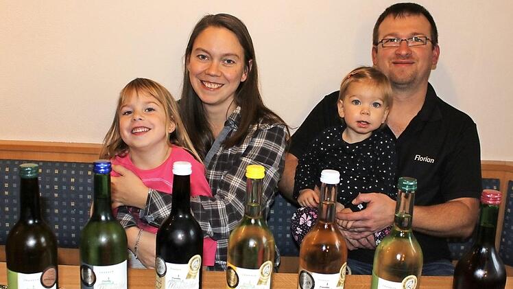 Das Weingut Mühlfelder in Zell am Ebersberg hat erfolgreich an der "Wine Challenge 2017" in Wien teilgenommen. Stolz zeigt sich Winzer Florian Mühlfelder mit seinen Kindern Magdalena (links) und Matilda sowie Ehefrau Melanie und dem Deutschen Weinsiegel. Foto: Christiane Reuther