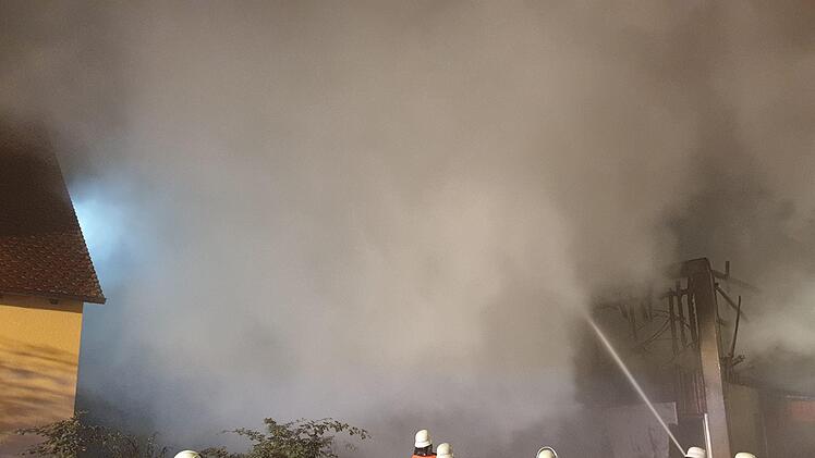 Eine Schreinerei in Mittelfranken stand am Donnerstagmorgen in Flammen. Symbolbild: Fechner/News5