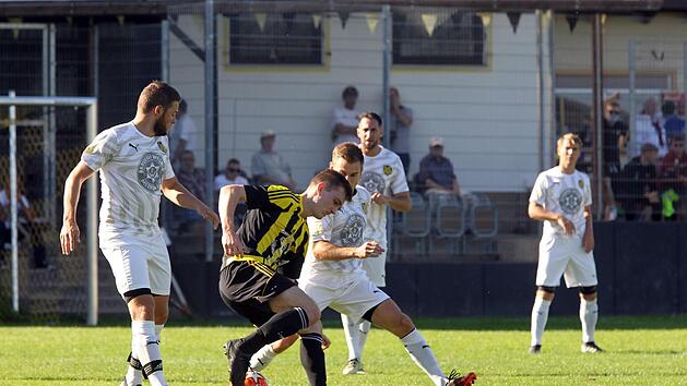 Als Marc D&uuml;rbeck (li.) seinen Konter zum 3:1 vollendet, steht Merkendorfs Heimsieg &uuml;ber Breiteng&uuml;&szlig;bach fest. Auf den R&auml;ngen ist dennoch alles etwas ruhiger als sonst.  Fotos: Sportpress