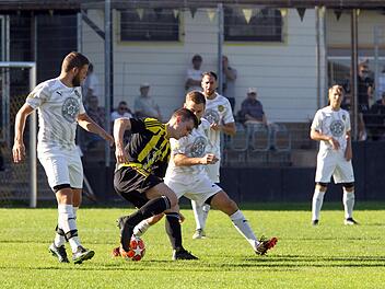 Als Marc Dürbeck (li.) seinen Konter zum 3:1 vollendet, steht Merkendorfs Heimsieg über Breitengüßbach fest. Auf den Rängen ist dennoch alles etwas ruhiger als sonst.  Fotos: Sportpress