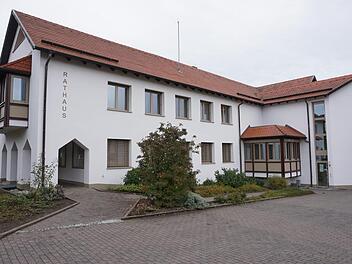 Nach über 30 Jahren war es an der Zeit, die energetische Ausstattung des  Sandberger Rathauses zu erneuern. Das Gebäude hat nun auch einen  Schriftzug bekommen. Foto: Marion Eckert