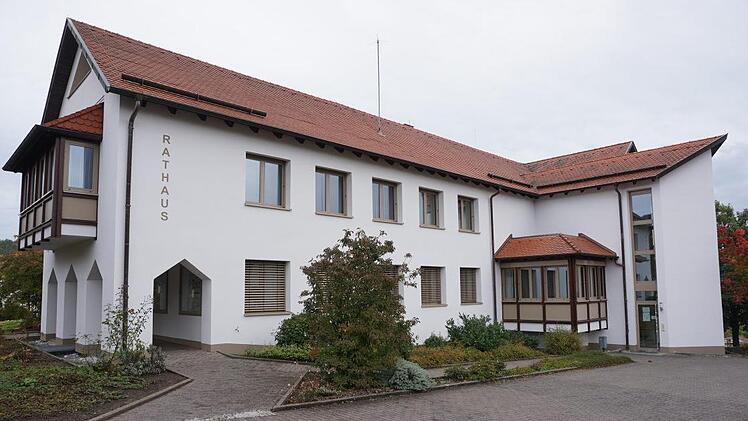 Nach über 30 Jahren war es an der Zeit, die energetische Ausstattung des  Sandberger Rathauses zu erneuern. Das Gebäude hat nun auch einen  Schriftzug bekommen. Foto: Marion Eckert