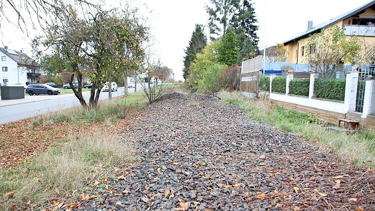 Hier sollt schon vor zehn Jahren ein Radweg angelegt werden. Noch liegt hier nur Bahnschotter.