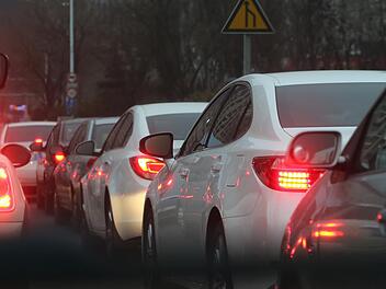 Bei vermehrtem Verkehrsaufkommen kann es rund um Baustellen zu Stau kommen.