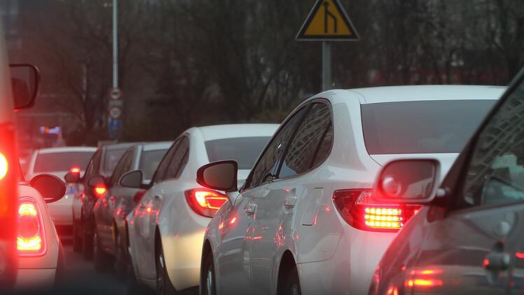 Bei vermehrtem Verkehrsaufkommen kann es rund um Baustellen zu Stau kommen.