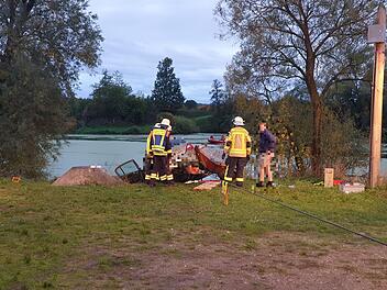Auto aus Baggersee gezogen: Fahrer kann nur tot geborgen werden
