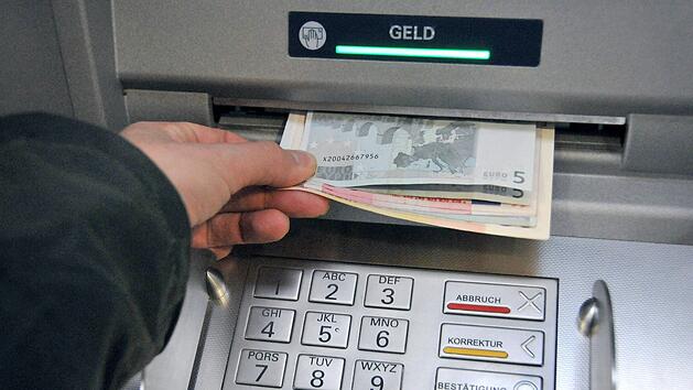 Betrug am Geldautomat: Sparkasse warnt aktuell vor mieser Masche