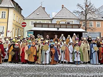 Die Schl&uuml;sselfelder Sternsinger bei ihrer Aussendung.