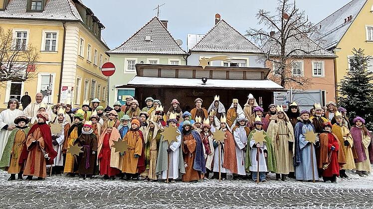 Die Schl&uuml;sselfelder Sternsinger bei ihrer Aussendung.