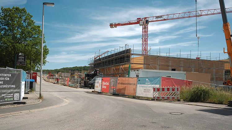 Stra&szlig;enbauarbeiten finden von Sonntag, 15. Juni, bis Samstag, 12. Juli, im Bereich der Henneberg-Grundschule statt.