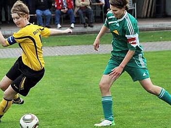Die beiden Spielführerinnen, Sabine Müller (TSV Frickenhausen, rechts) und Nadine Sollmann (Sp.Vg Eicha) im Kampf um den Ball, der letztendlich im Toraus landet. Foto: Thomas