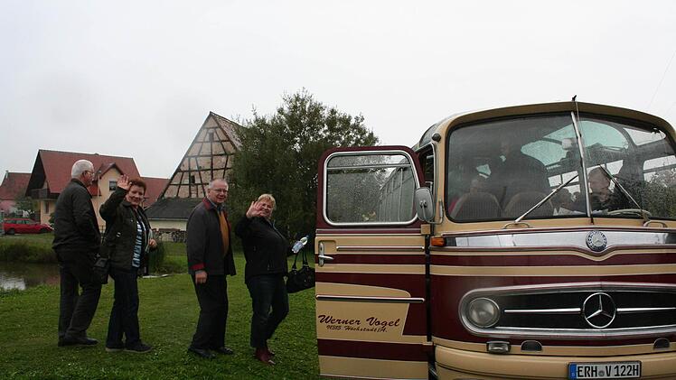 Im Nostalgiebus ging die Reise durch den Aischgrund.  Fotos: Evi Seeger
