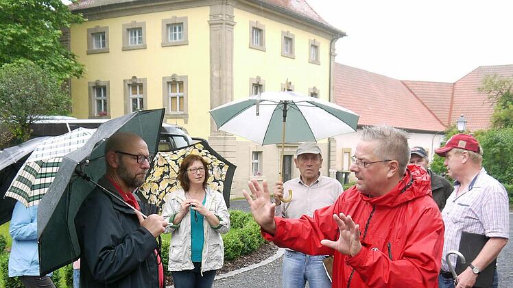 Schlussbesprechung im Schlosshof Lahm Foto: Berthold Köhler
