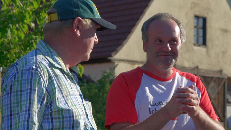 Mit einem Umtrunk haben die Bürger von Lahm und Pülsdorf ihre Bronzemedaille im Wettbewerb "Unser Dorf hat Zukunft, unser Dorf soll schöner werden" gefeiert. Foto: Berthold Köhler