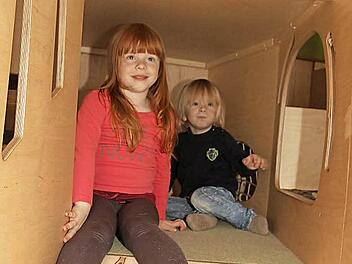 Mia und Paul lieben die neue Spiellandschaft im Familiencafé. Hier gibt es viel zu entdecken. Foto: Sonja Adam