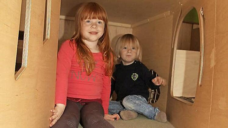 Mia und Paul lieben die neue Spiellandschaft im Familiencafé. Hier gibt es viel zu entdecken. Foto: Sonja Adam