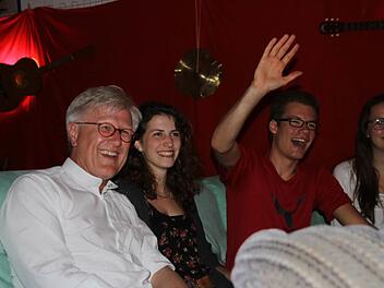 Heinrich Bedford-Strohm (links) scherzt nach dem Jugendgottesdienst noch mit einigen Jugendlichen auf dem "Rocksofa".  Fotos: Ronald Heck