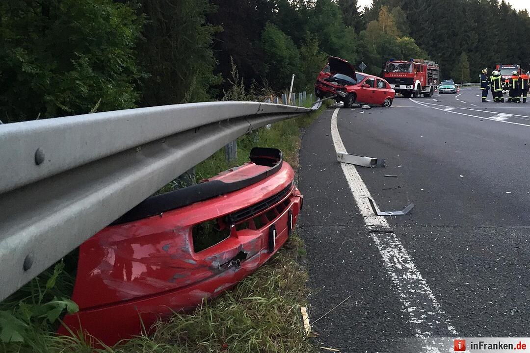 Unfall auf der B303: Ein Toter, mehrere Schwerverletzte